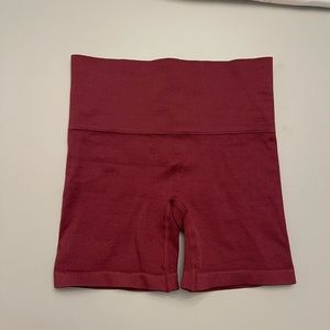 Aritzia ribbed 3” burgundy shorts